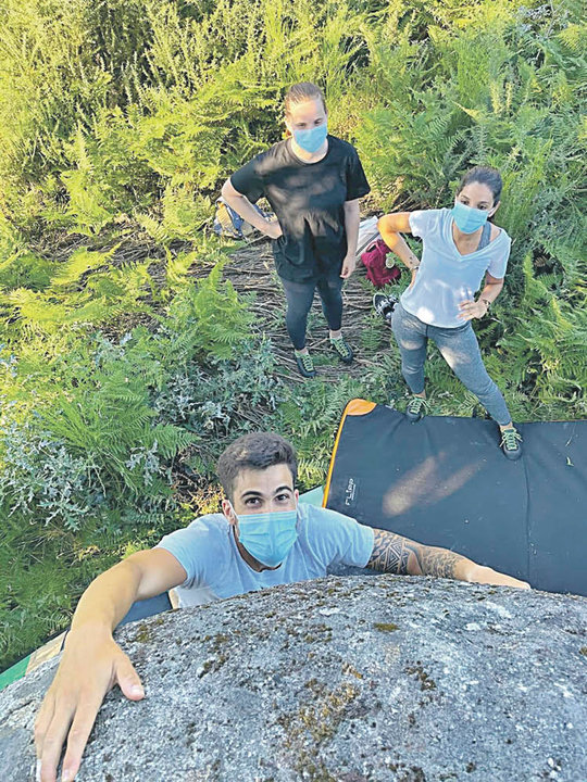 Tres jóvenes practicando escalada en Pena Corneira.