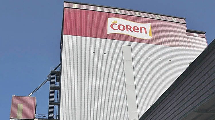Depósitos de cereal de Coren en el polígono de San Cibrao. (MIGUEL ÁNGEL)