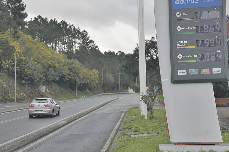 El precio de la gasolina 98 ya supera los dos euros. (MIGUEL ÁNGEL)