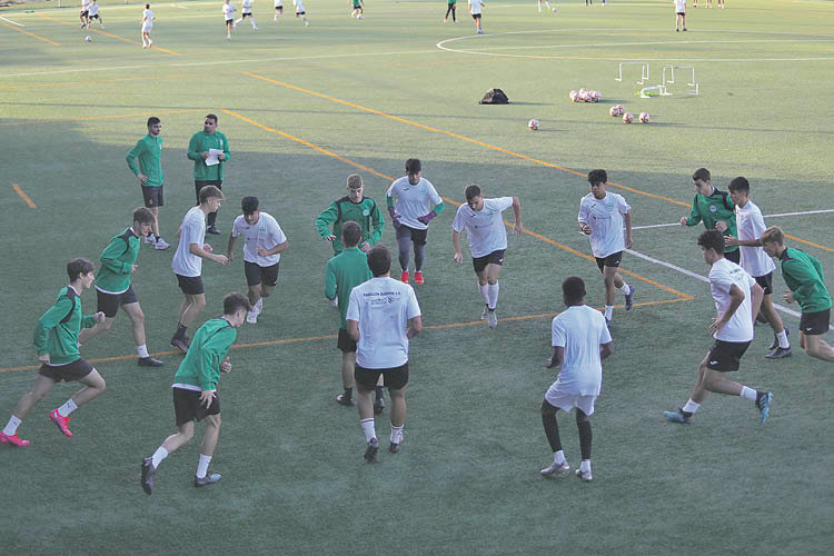 Los jugadores del Juvenil A del Pabellón, en un entrenamiento en el Miguel Ángel. (JOSÉ PAZ)