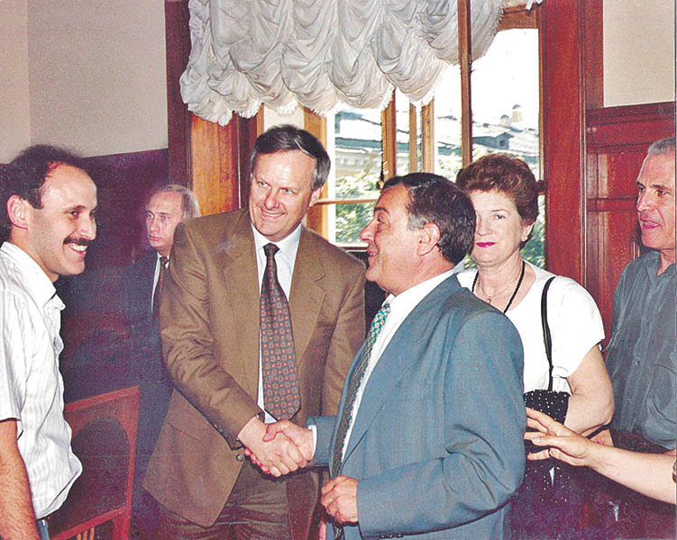 El alcalde Sobchak saludando a Vicente Alonso; el matrimonio Diéguez, a la derecha, y un Putin serio e inexpresivo detrás a la izquierda. El del bigote era el intérprete. (Foto cedida por Maribel Fernández, viuda de Alonso).