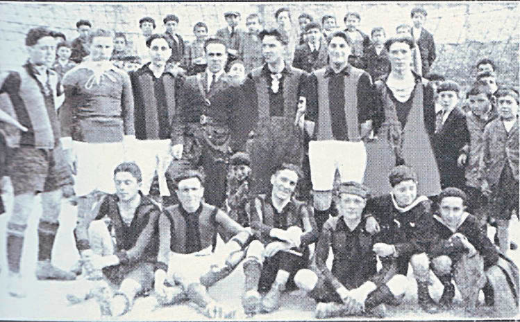 Copia original propiedad de Norberto Tabarés y reproducción publicada en Vida Gallega (1924). Partido de fútbol del equipo del Batallón de Cazadores que “luchó” contra el Orense.