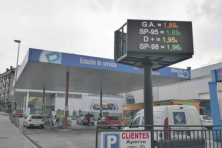 El precio de los carburantes, que se ha contenido en las últimas horas, ha influido en el aumento del IPC. (XESÚS FARIÑAS)
