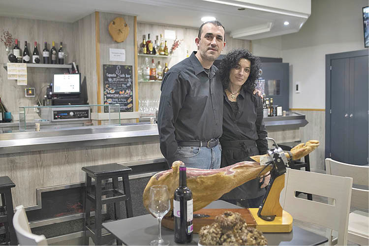 Juan y Auxi, del Café Bar Tapada, ante un buen jamón, que nunca falta para acompañar el chateo. (Miguel Ángel)