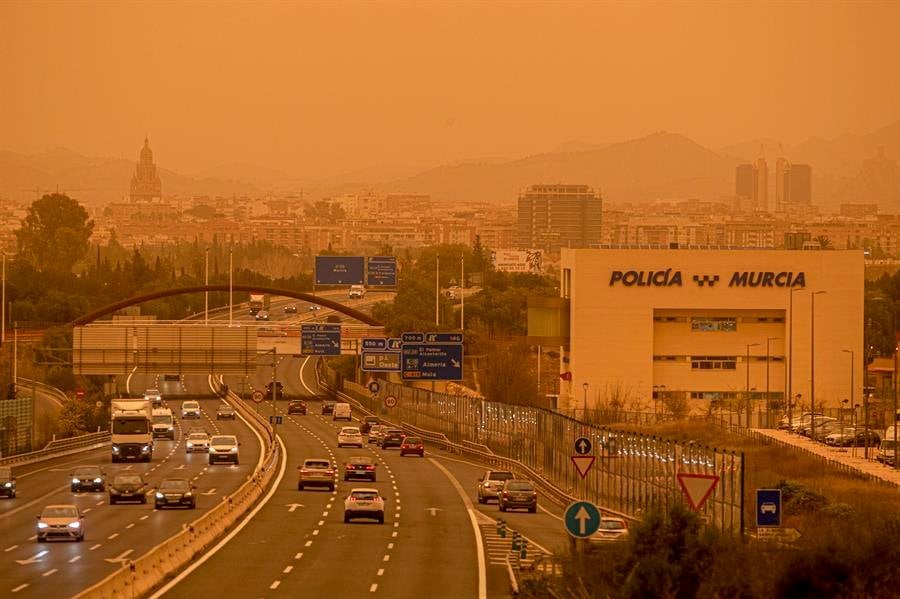 Murcia, con el cielo naranja (EFE).