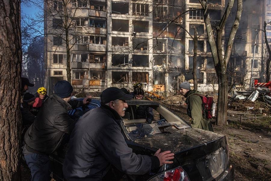 Incendio en un edificio residencial en Kiev tras el ataque ruso (EFE).