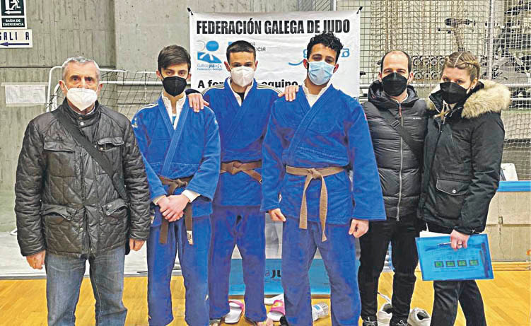 Los judokas con al Maestro Montero, Felipe Iglesias y Anita Fernández