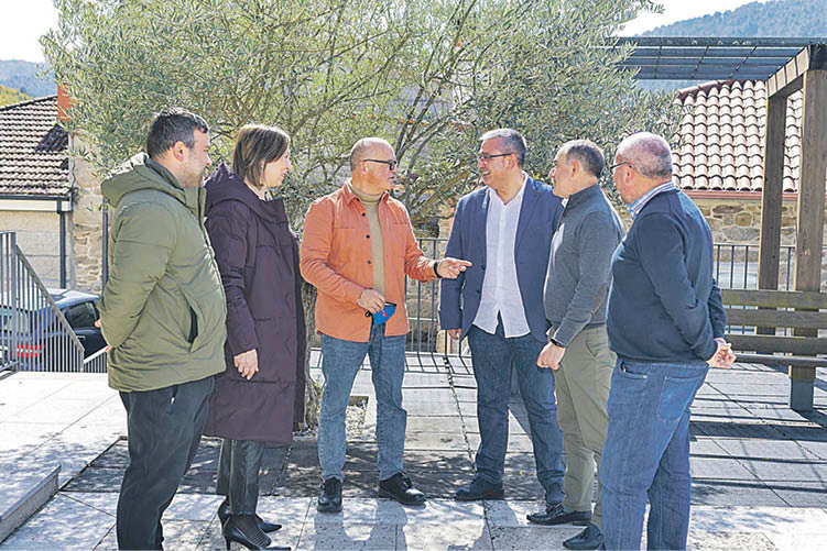 Manuel Baltar -en el centro- con representantes de Olivarnoia.