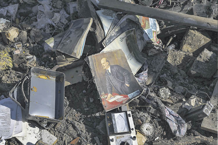 Un libro con la imagen de Lenin, entre los escombros de un edificio destruido por los bombardeos en Kiev.