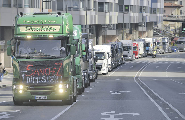 Protesta de camioneros por las calles de Oviedo, con carteles reclamando la dimisión de Pedro Sánchez.
