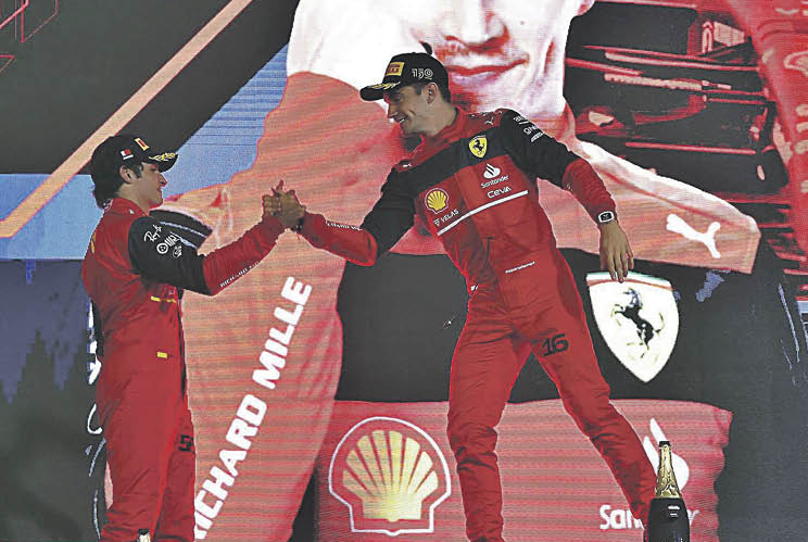 Leclerc y Sainz se saludan en la ceremonia de entrega de trofeos.