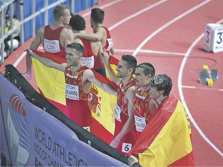 El relevo español posa tras ganar la medalla.
