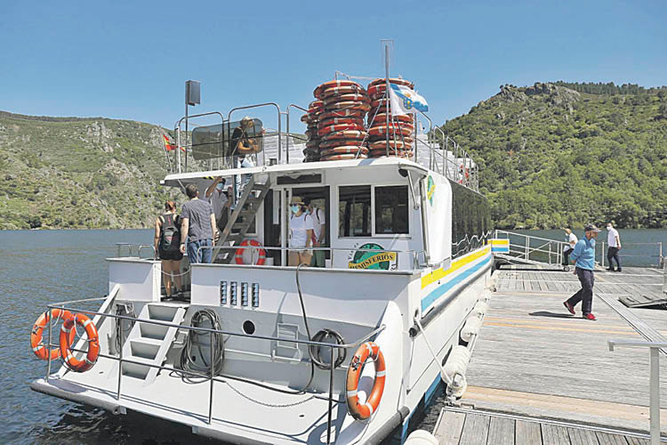 El catamarán que cubre las rutas de la Ribeira Sacra. (JOSÉ PAZ)