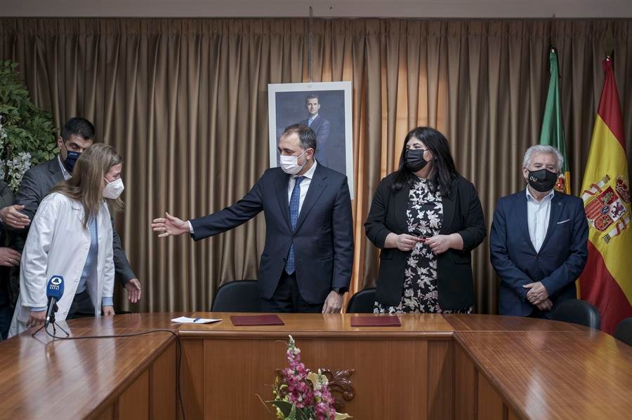 Firma para la construcción de un centro de salud en Boborás (EFE)
