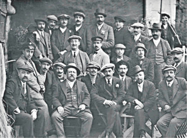 Foto de 1913. Fondo Meruéndano. Piñeiro, en 1ª fila, el tercero comenzando por la dcha. en  Ribadavia.