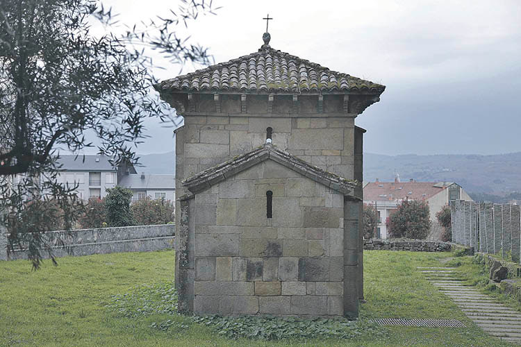 La capilla de San Miguel, una reliquia del siglo X, llena de enigmas. (Miguel Ángel)