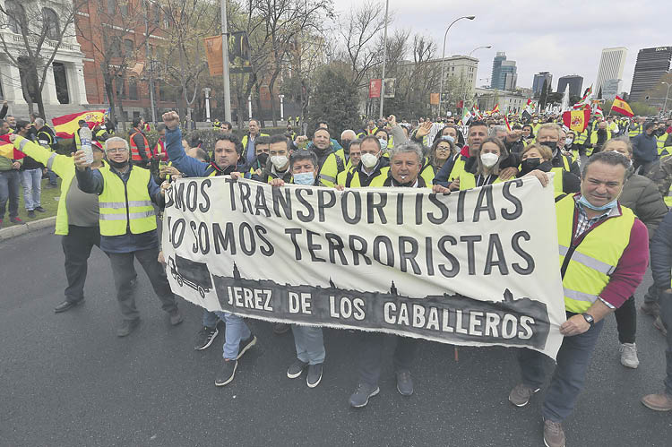 La plataforma de transportistas de mercancías que convocó el paro del sector se manifestó en Madrid.