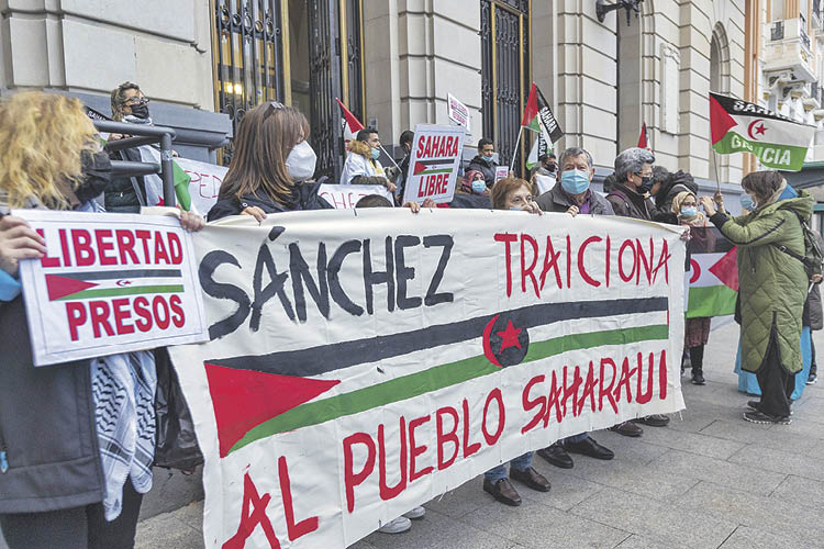 La plataforma Saharagón protesta contra la decisión del Gobierno sobre el Sáhara, en Zaragoza.