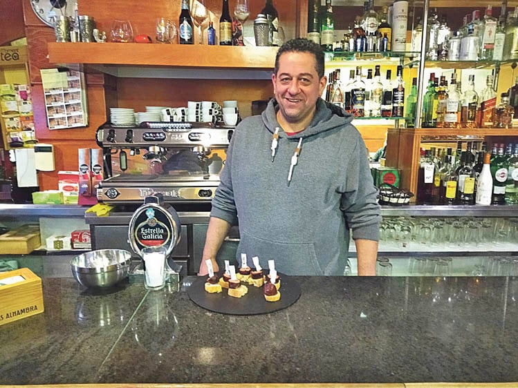 Alfonso Barredo en el Café Bar O Chao. (José Cruz)