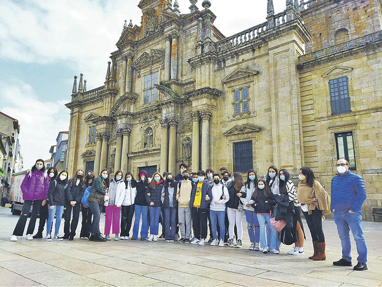 Alumnos del Instituto Valle Inclán de Pontevedra en la Praza Maior de Celanova.