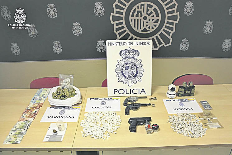 La droga y armas intervenidas por la Policía tras la detención.