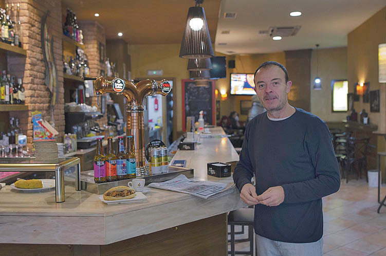 Claudio Iglesias, uno de los socios de la Cervecería Milmañas. (Martiño Pinal)