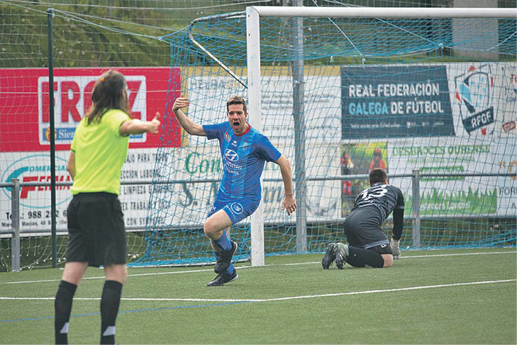 Bolaño celebra en Os Carrís su gol ante el Peroxa. (ÓSCAR PINAL)