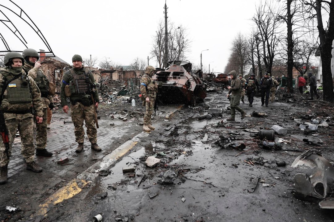 Soldados ucranianos en la ciudad de Bucha.