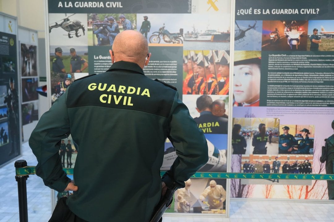 OURENSE 5/04/2022.- Expo de la Guardia Civil en el Valente. José Paz