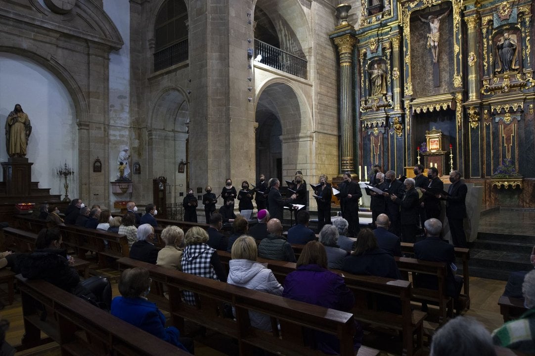 La iglesia de Santa Eufemia acogió el pregón de la Semana Santa en Ourense (MIGUEL ÁNGEL).