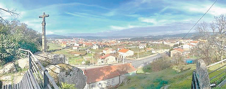Vista panorámica de Seixalbo e Ourense ó fondo, dende o outeiro de Santa Águeda.