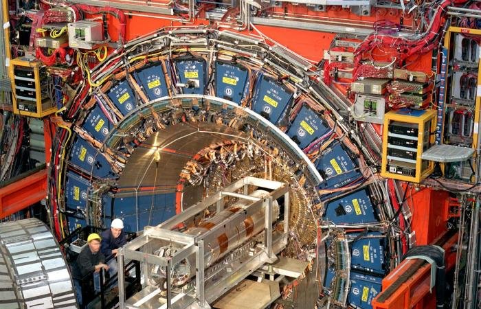El bosón “mensajero” de la fuerza que desafía al modelo estándar de la física
El detector del colisionador del Fermilab registró las colisiones de partículas de alta energía producidas por el colisionador Tevatron desde 1985 hasta 2011.