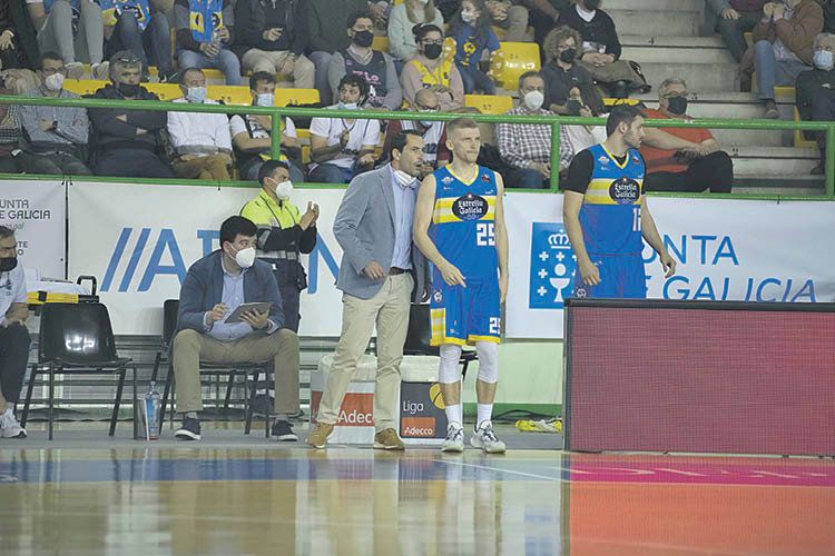 Guillermo Arenas, habla con Edgars Lasenbergs durante el partido ante el Cantabria. (XESÚS FARIÑAS)