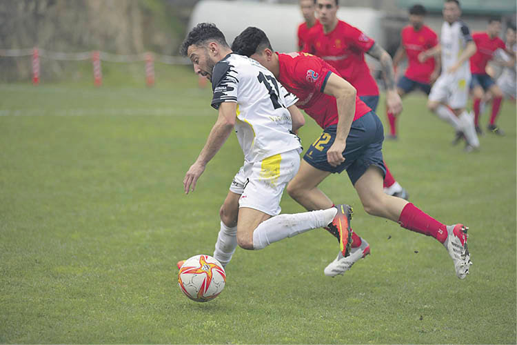 El jugador del Atlético Arnoia Rubén Arce avanza con el balón. (XESÚS FARIÑAS)