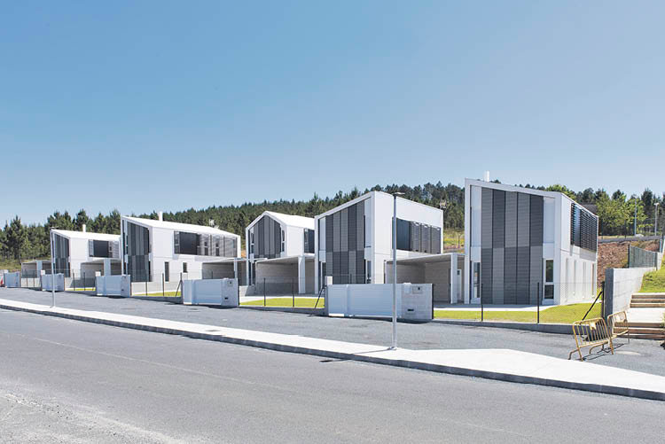 Vista general de las viviendas modulares que conforman el barrio sostenible de Cenlle.
