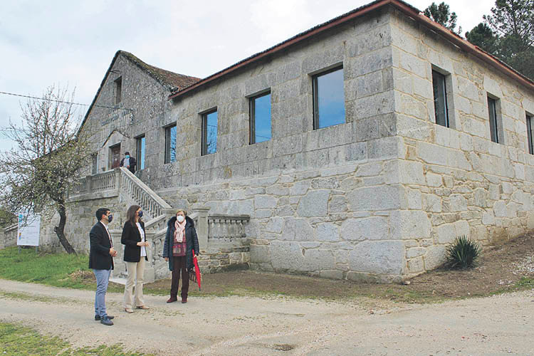 Edificio de la antigua escuela de Ramirás, que está siendo reformada.