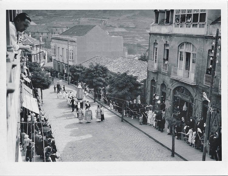 Procesión en la calle Progreso de Ribadavia, en los años treinta. (Tirso Sánchez Rey)