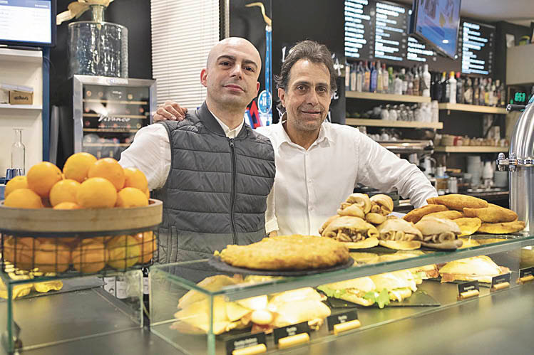 Marcos Vertiret y José Manuel Martín en la cafetería Niza.