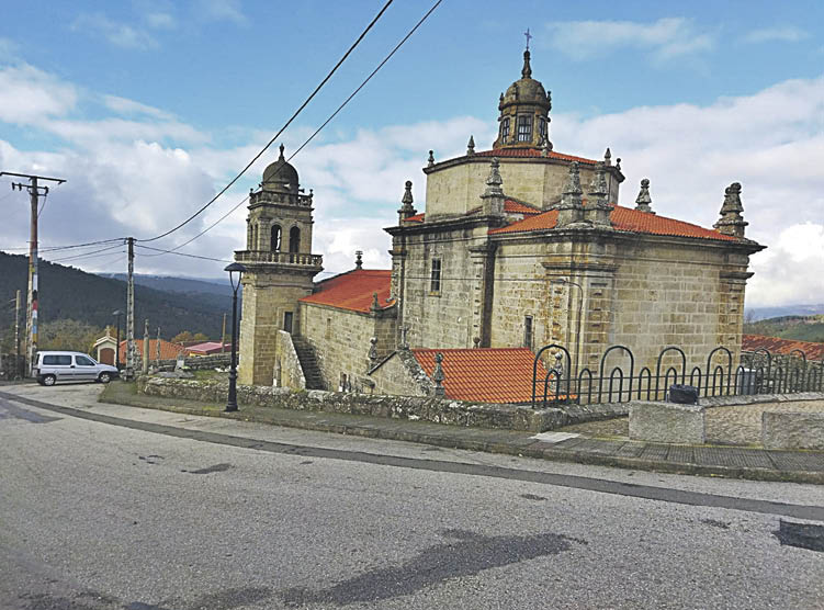 Exterior de la iglesia de San Pedro, en Leirado.