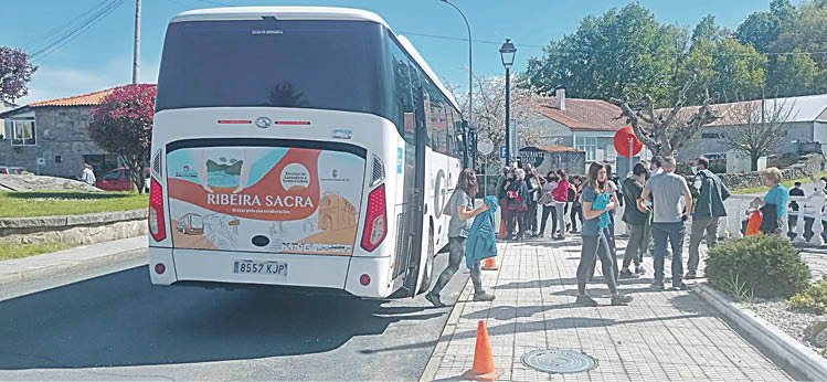 Turistas bajan del bús lanzadera de Parada de Sil a Santa Cristina.