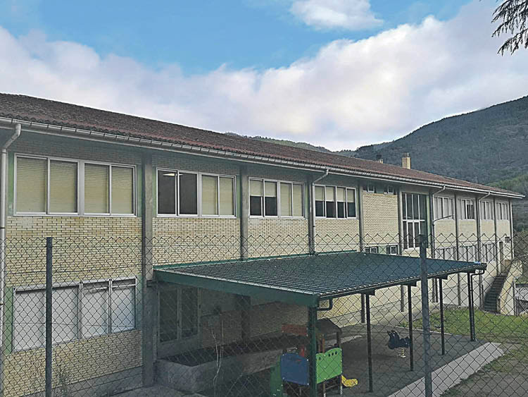 Edificio del colegio de Arnoia en cuya cubierta se instalarán las placas fotovoltaicas.