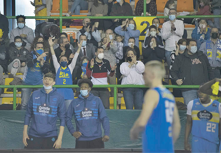 Aficionados del COB animan al equipo durante un partido de liga en el Pazo. (XESÚS FARIÑAS).