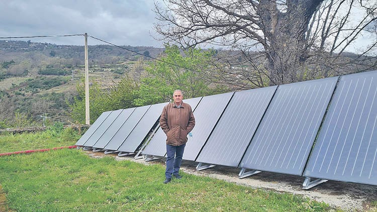 El alcalde de Manzaneda con las nuevas placas solares. (Reme Martínez)
