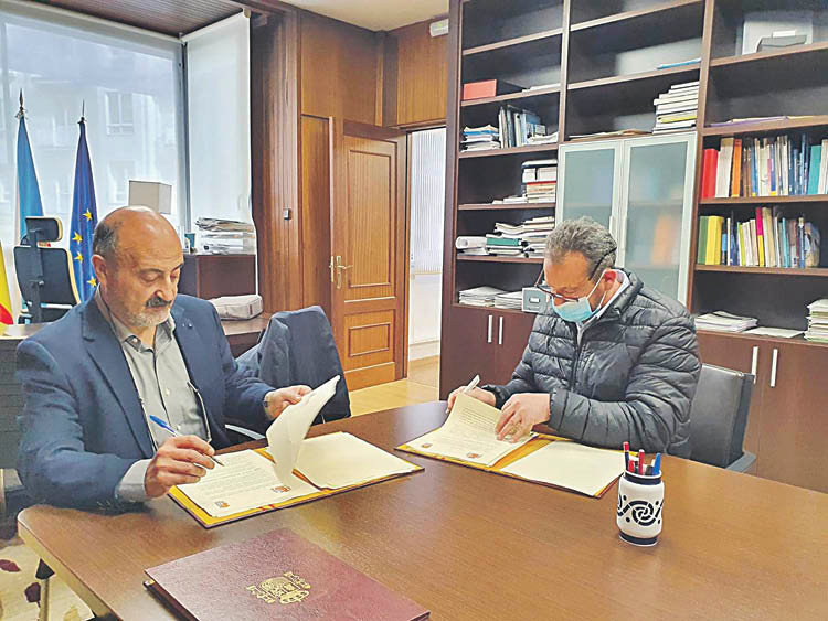 José Antonio Quiroga y Enrique Álvarez firman el convenio de colaboración.