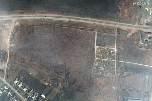 Imágenes satelitales de la fosa obtenidas mediante Maxar.