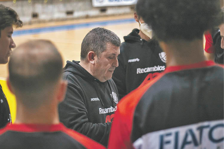 Josep Maria Marsà, entrenador del Mollet, da instrucciones a sus jugadores durante un partido (NURIA MELÉNDEZ)