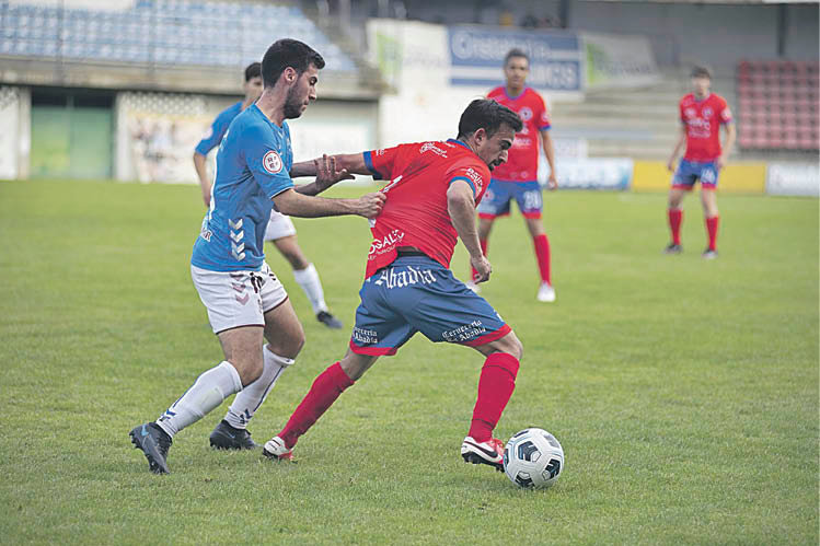 El centrocampista unionista Gabi Sanín aguanta el balón ante un contrario (XESÚS FARIÑAS).