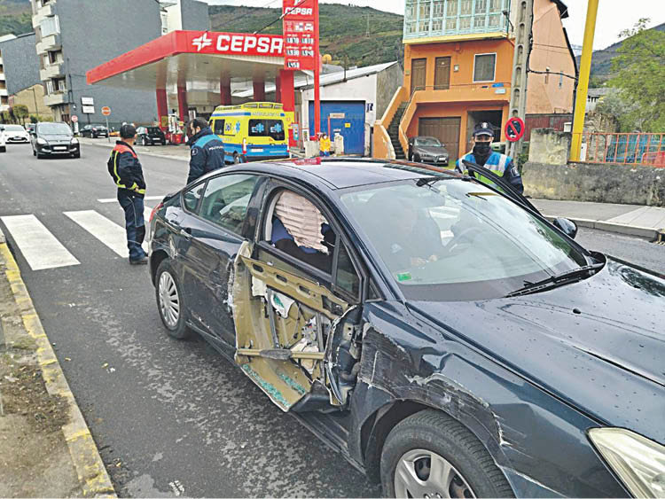 El coche del septuagenario accidentado en Carballeda de Valdeorras.