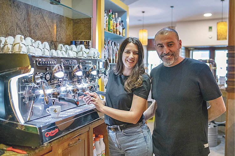 Lucía Salgueiro Y Julio González en el Café Tapería JP. (Xesús Fariñas)