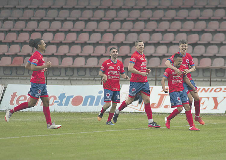 Raúl Melo, Hugo García y Champi celebran el gol de Gabi Sanín ante el Gran Peña. (XESÚS FARIÑAS)